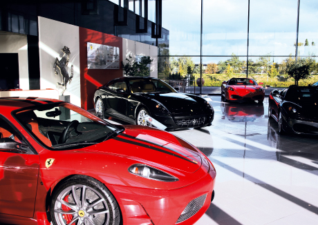 Når vi præsenterer en ny Ferrari model er musikken i vores showroom defineret fra Italien